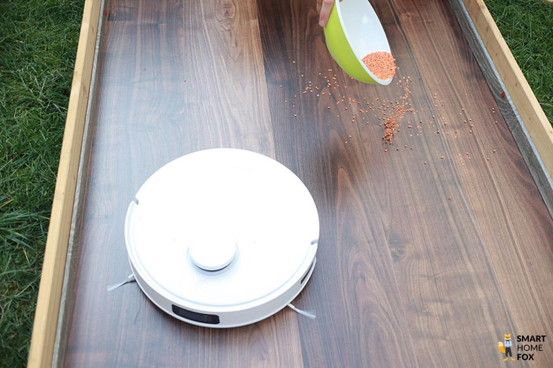 Beim Saugtest des Ecovacs Deebot T10 wird Schmutz auf dem Boden verteilt